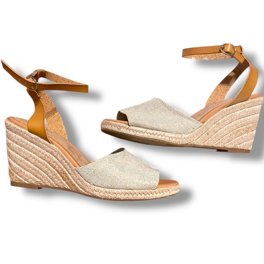 💙4/$28💙Old Navy Tan and Cream Wedge Sandals with Jute Heel
